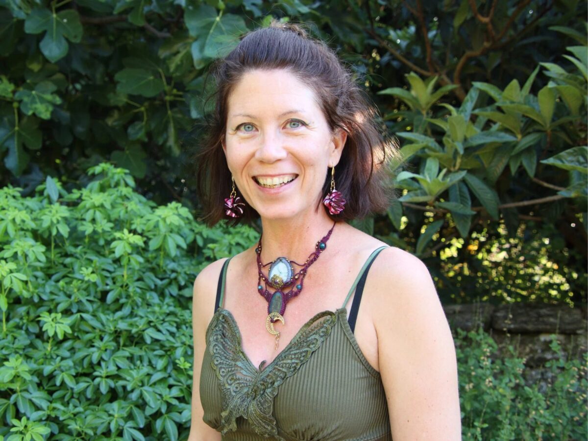 Fanny Boyer souriante dans un jardin, portant un collier en micro-macramé