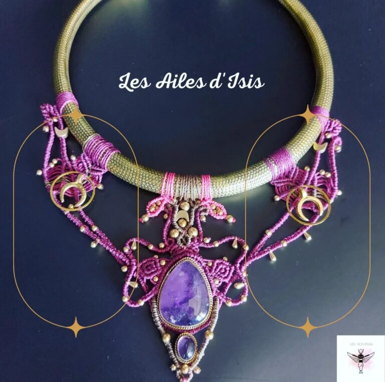 Collier Les ailes d’Isis : micro-macramé violet et or autour d’une améthyste