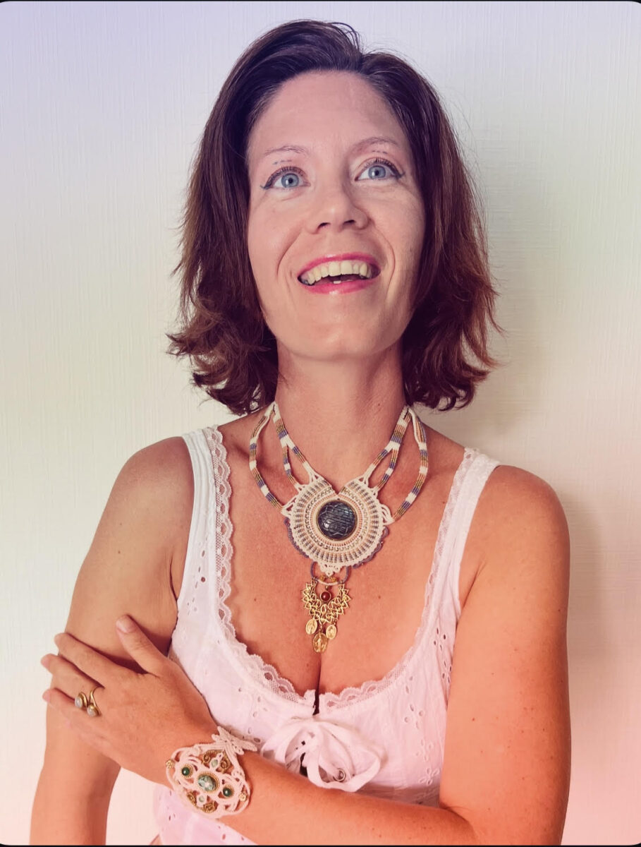 Fanny Boyer, souriante, porte un collier et un bracelet en micro-macramé de sa création